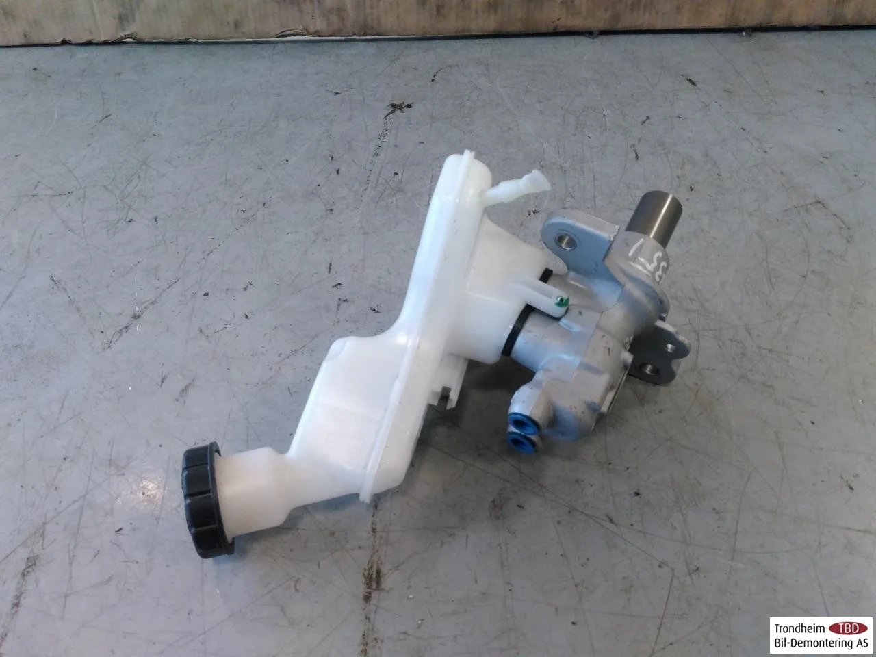 Mercedes EQA H243 2021- Brake master cylinder view 2