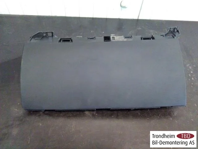 Tesla MODEL 3 2017--> Kesztyűtartó