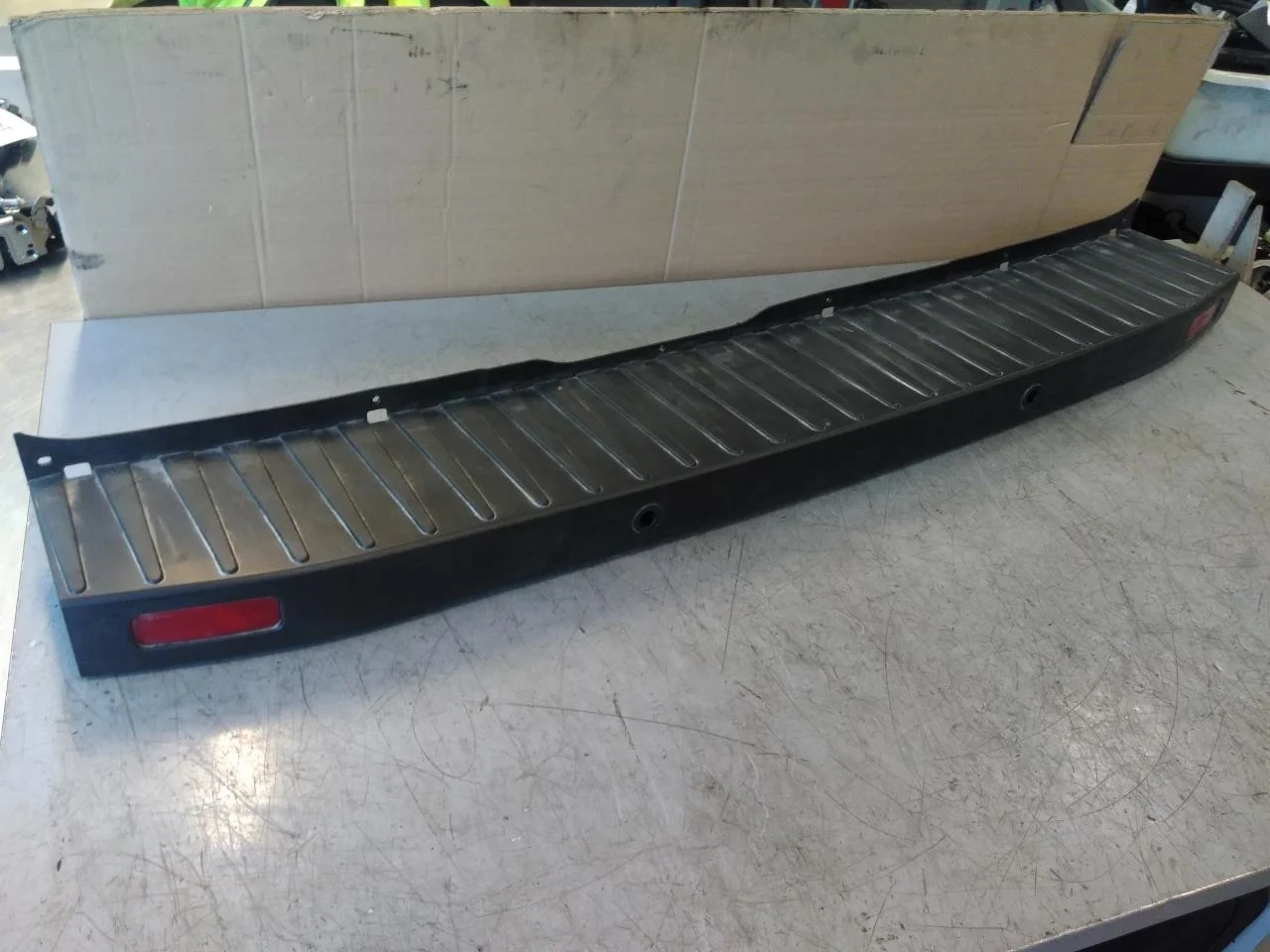 Ford E-TRANSIT 2022- Rear bumper section, center view 2