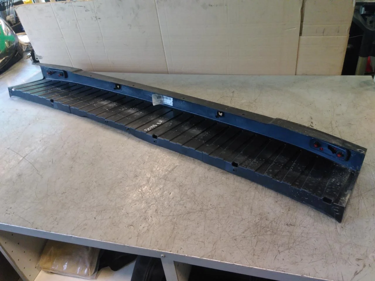 Ford E-TRANSIT 2022- Rear bumper section, center view 3