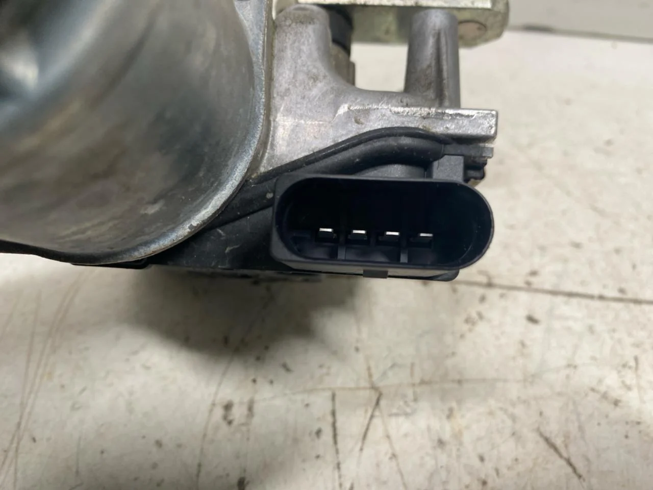 Mercedes EQC 2020- Windshield wiper motor view 2