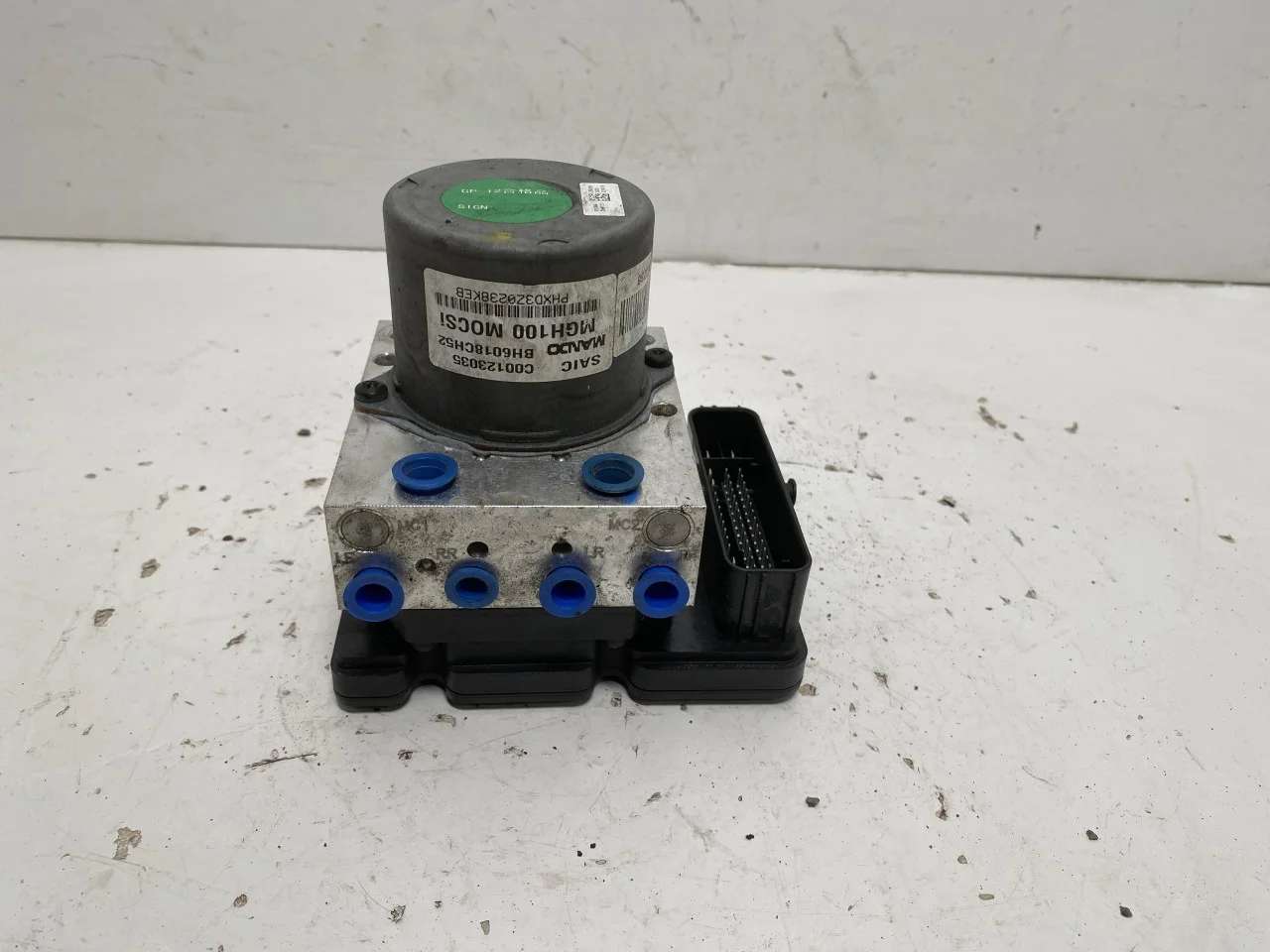 Maxus EUNIQ5 MPV 2021- ABS hydraulic unit view 3