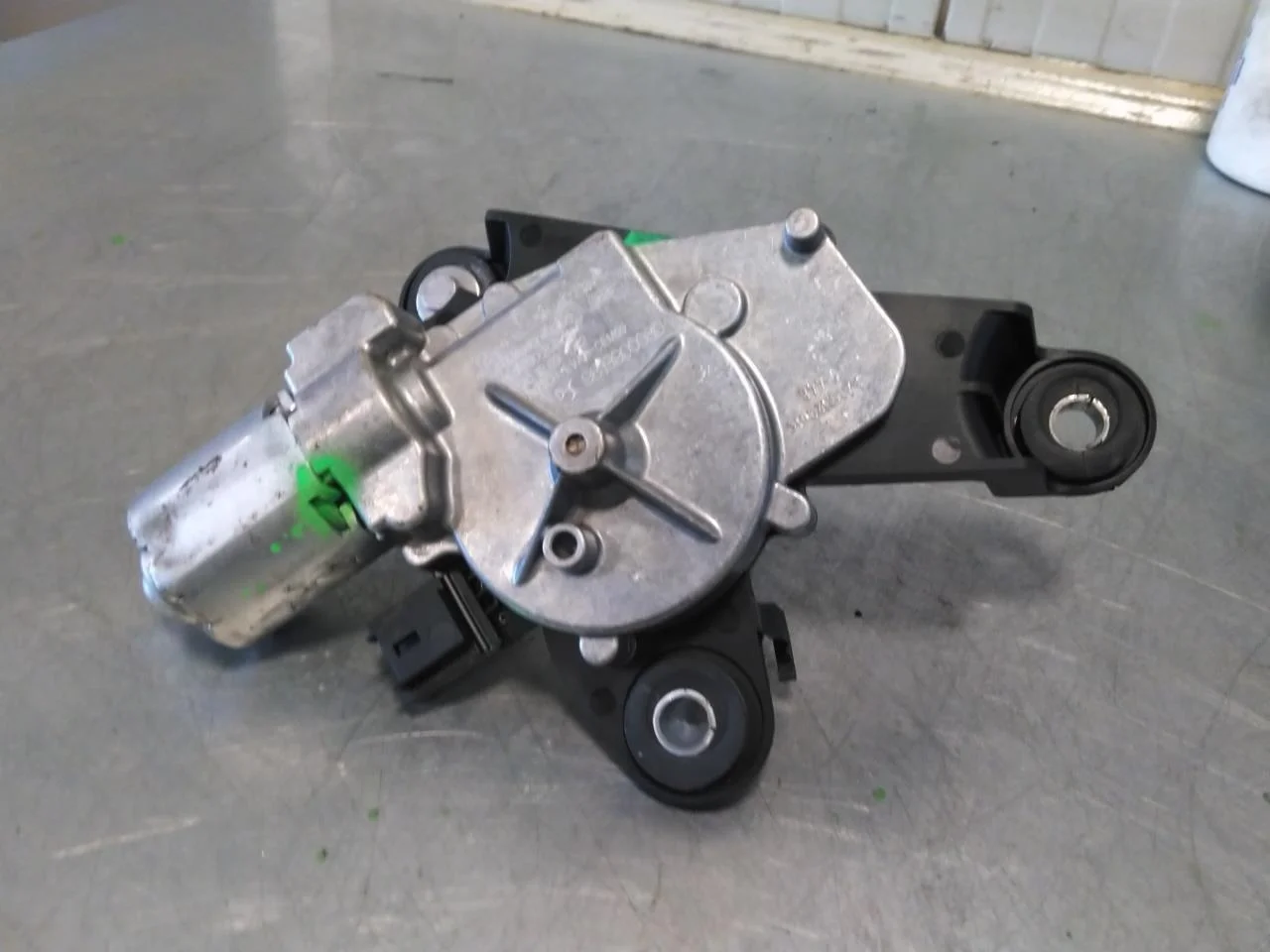 Peugeot 2008/E-2008 2020-> Ablaktörlő motor, csomagtérajtó nézet 2