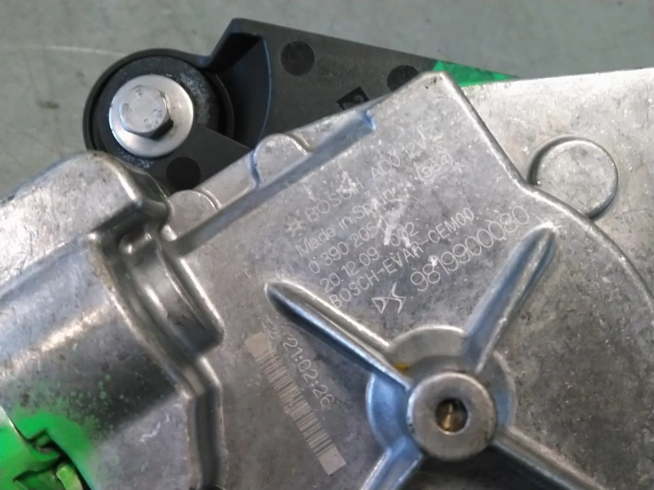 Peugeot 2008/E-2008 2020-> Ablaktörlő motor, csomagtérajtó nézet 3