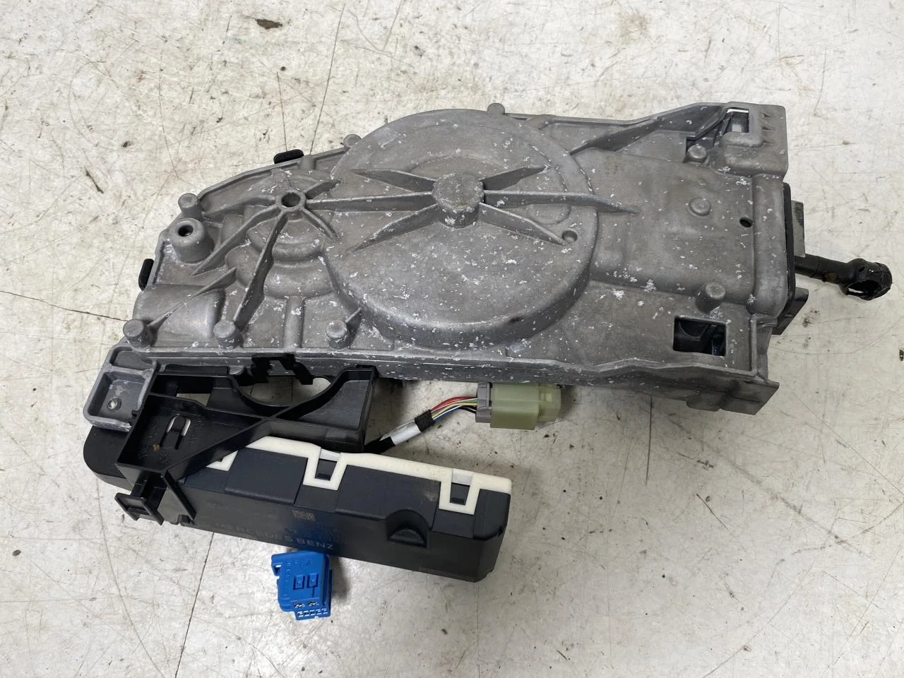 Mercedes EQC 2020- Tailgate opener, automatic view 3