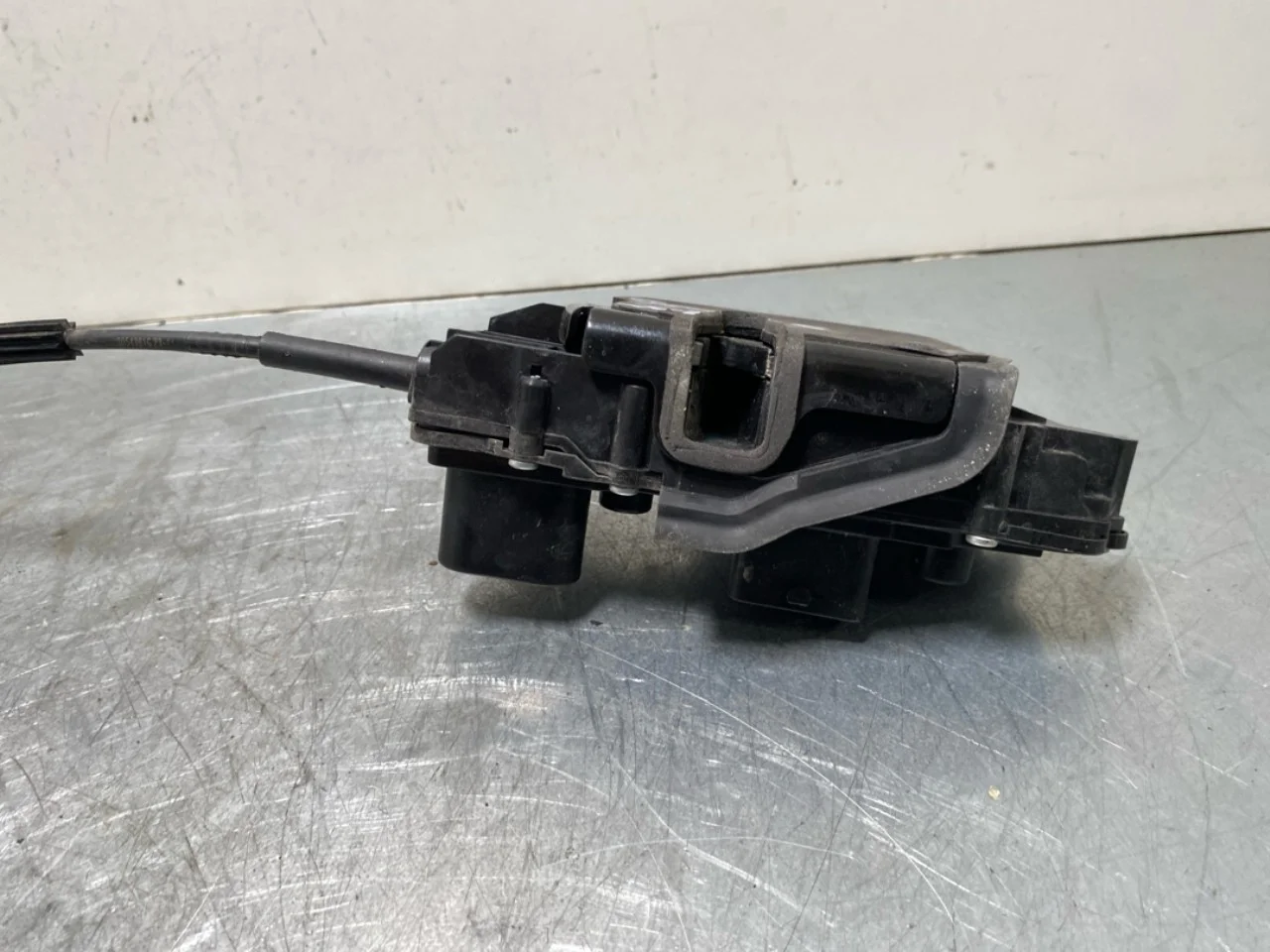 Ford MUSTANG MACH-E 2021- Door lock housing view 2