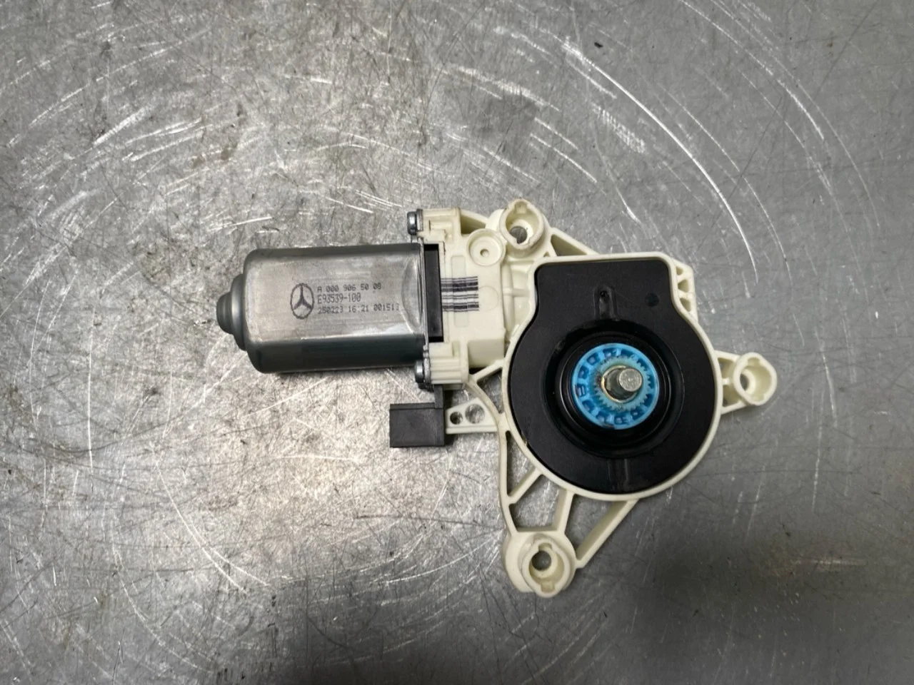 Mercedes EQE SUV X294 2022- Window regulator motor view 2
