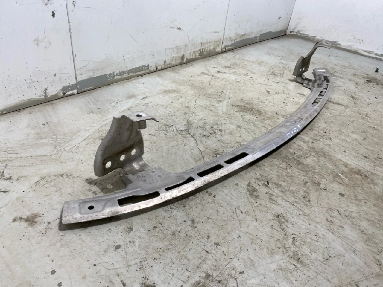 Tesla MODEL Y 2021- Bumper reinforcement beam, front view 2