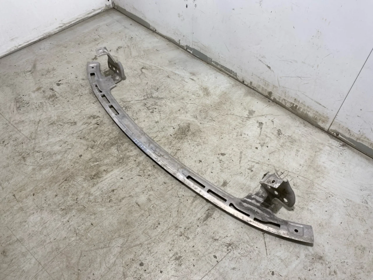 Tesla MODEL Y 2021- Bumper reinforcement beam, front view 3