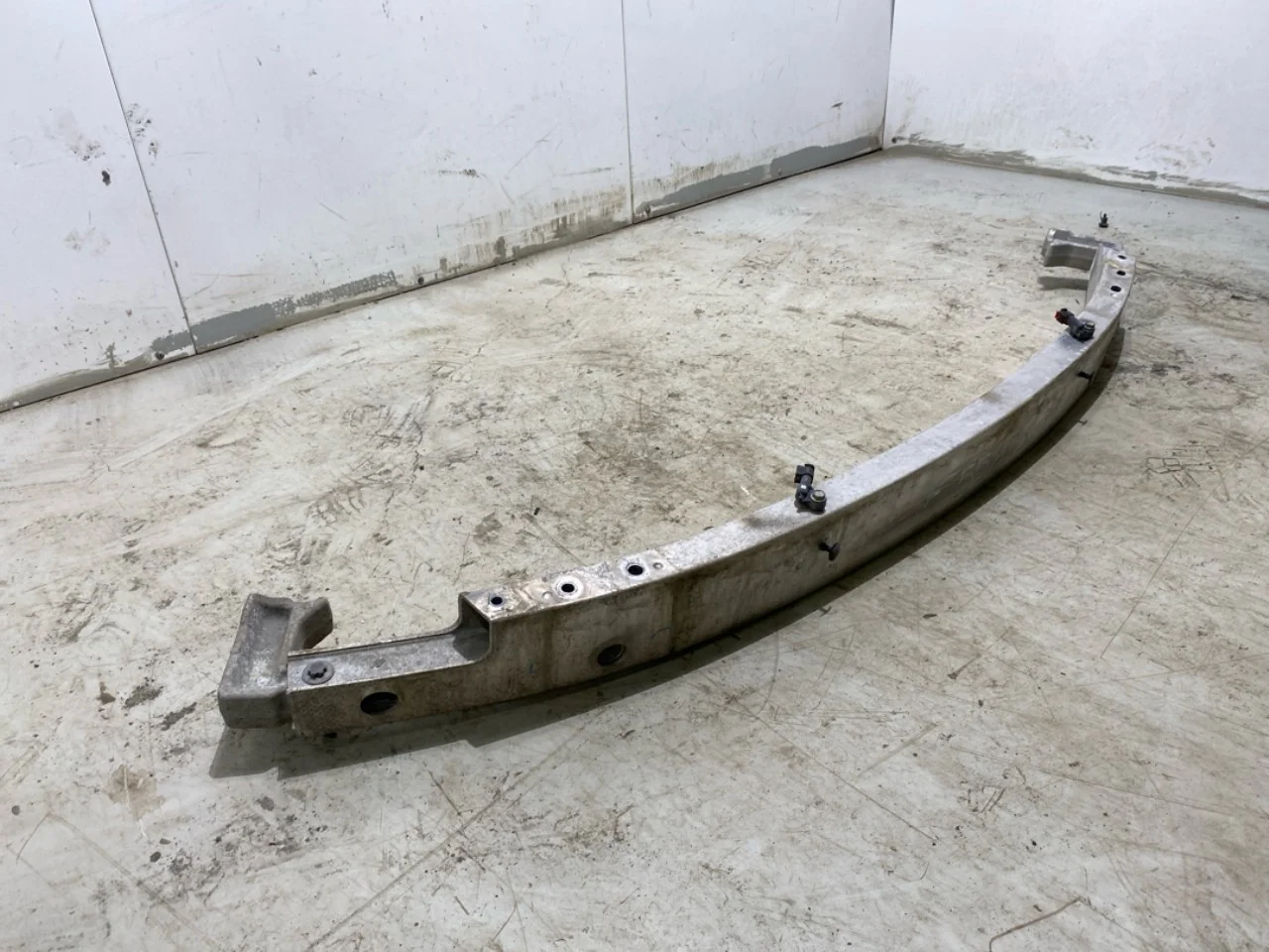 Tesla MODEL Y 2021- Bumper reinforcement beam, front view 2