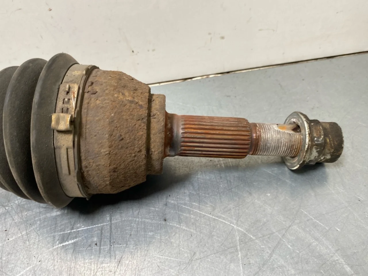 Nissan LEAF 2017-24 Front left driveshaft view 2