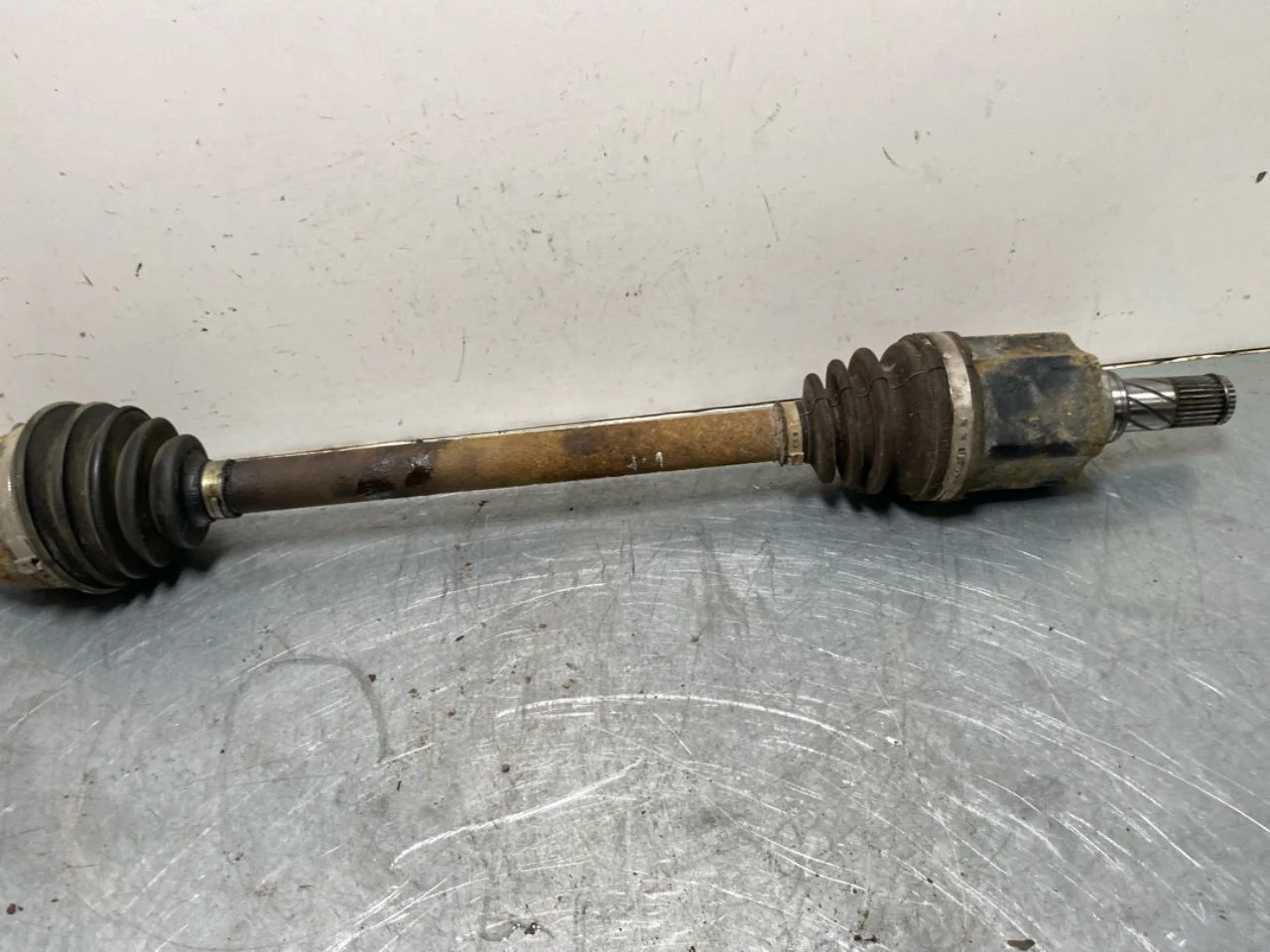 Nissan LEAF 2011-17 Front left driveshaft view 2