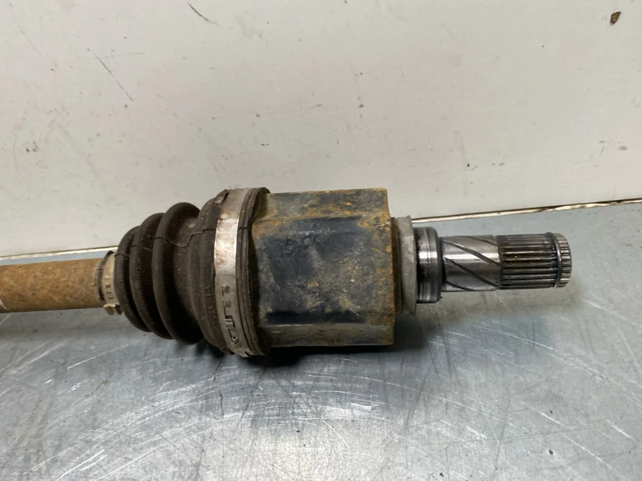 Nissan LEAF 2011-17 Front left driveshaft view 3