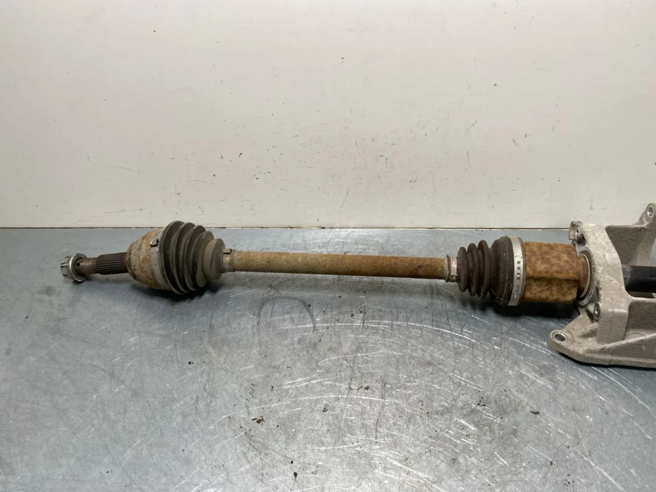 Nissan LEAF 2011-17 Front right driveshaft view 2