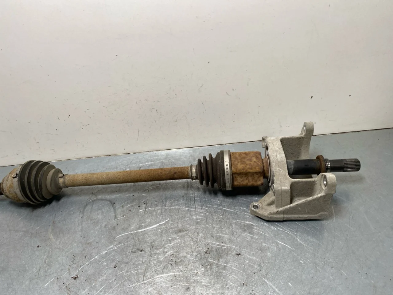 Nissan LEAF 2011-17 Front right driveshaft view 3