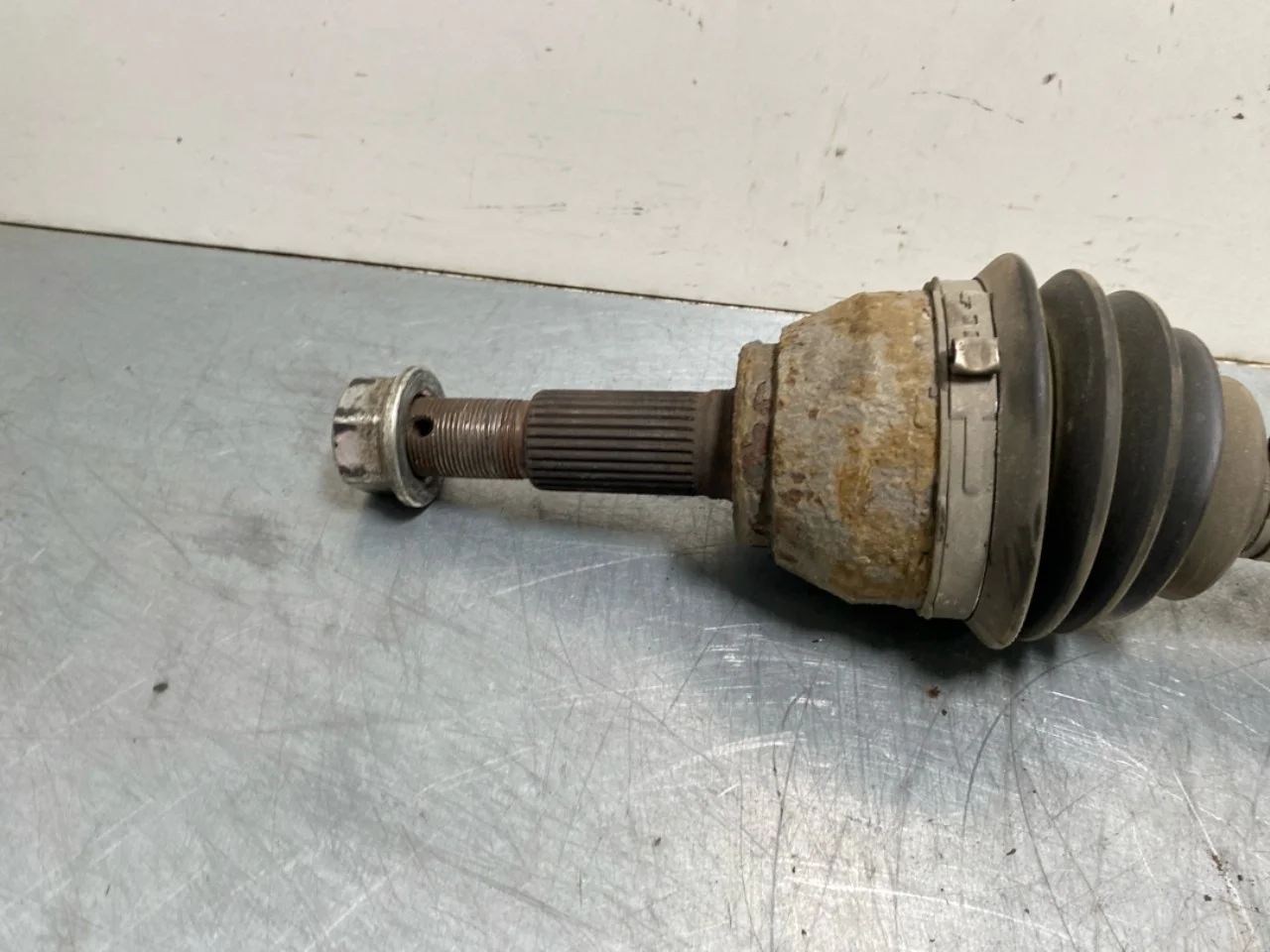 Nissan LEAF 2011-17 Front right driveshaft view 4