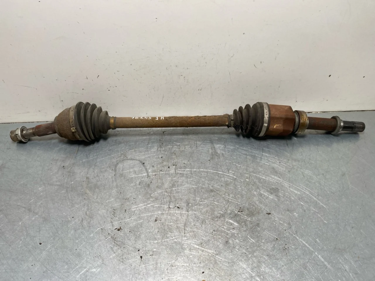 Nissan LEAF 2017-24 Front right driveshaft view 3