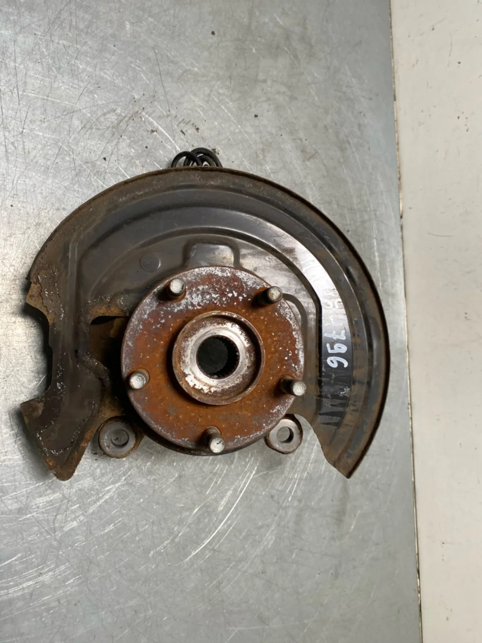 Nissan LEAF 2017-24 Front right steering knuckle