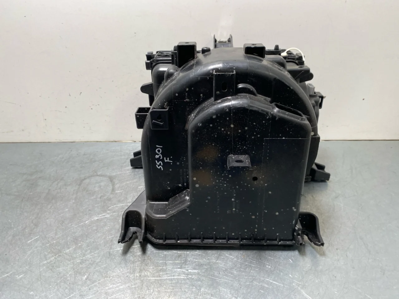 Air filter housing view 3
