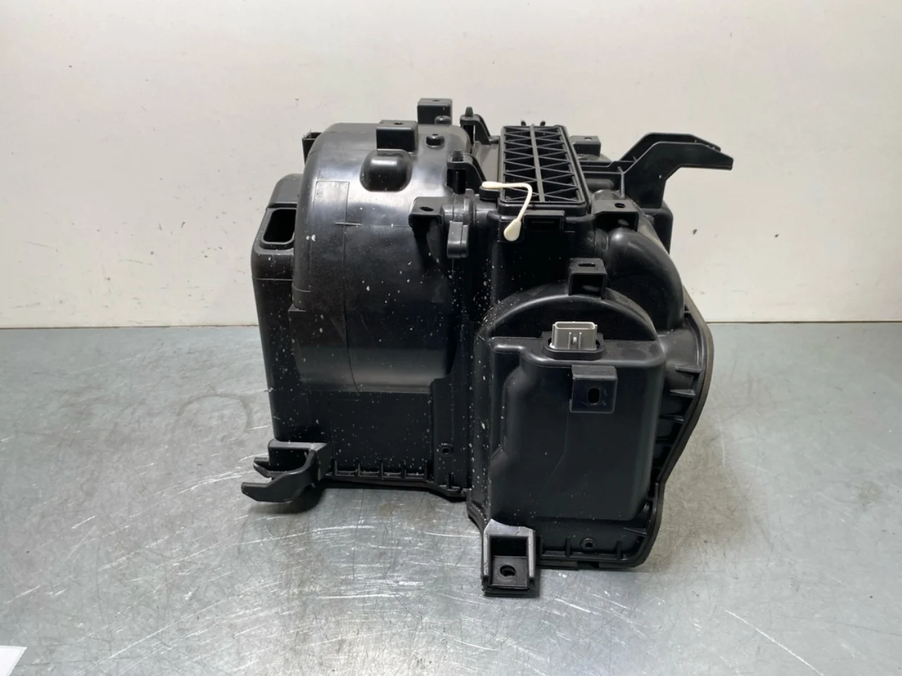 Air filter housing view 4