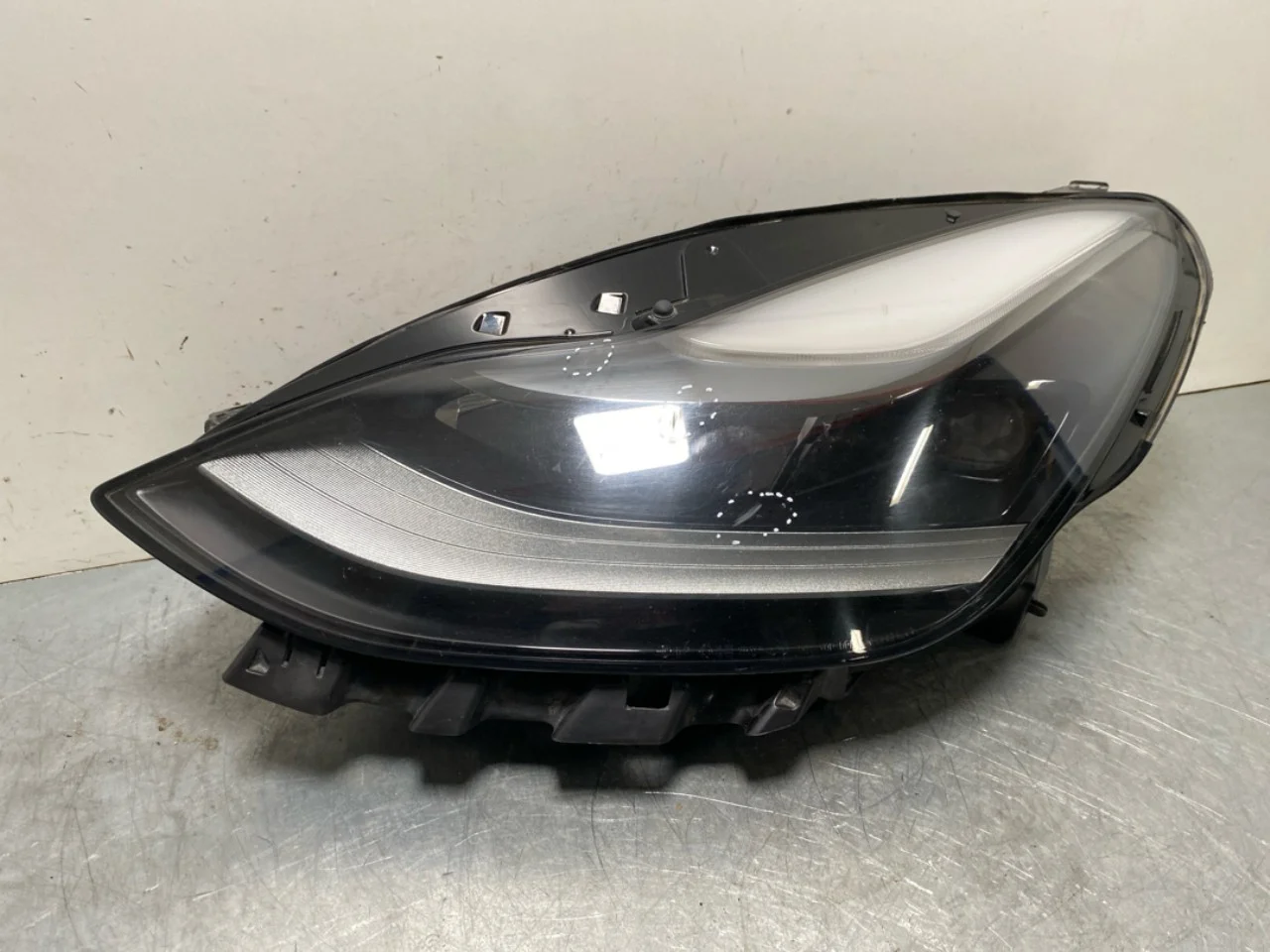 Tesla MODEL Y 2021- Fényszóró, bal nézet 3