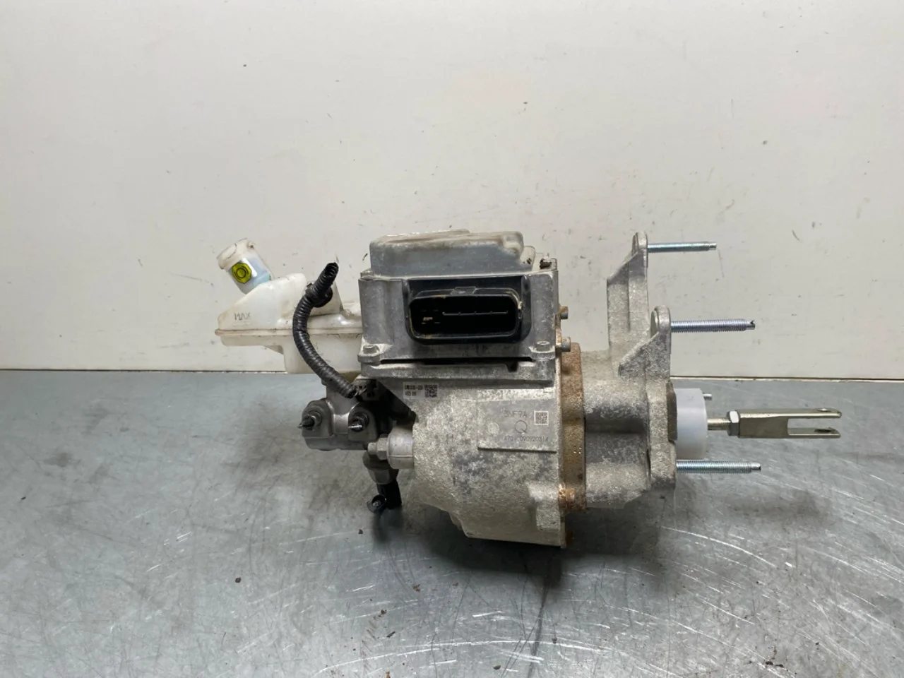 Nissan LEAF 2011-17 Brake booster view 2