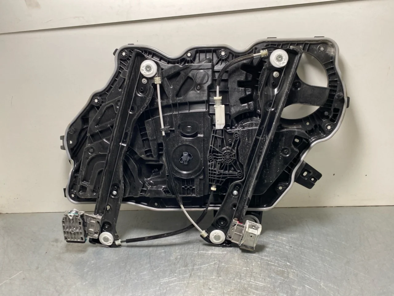 Tesla MODEL Y 2021- Electric window regulator, complete view 2