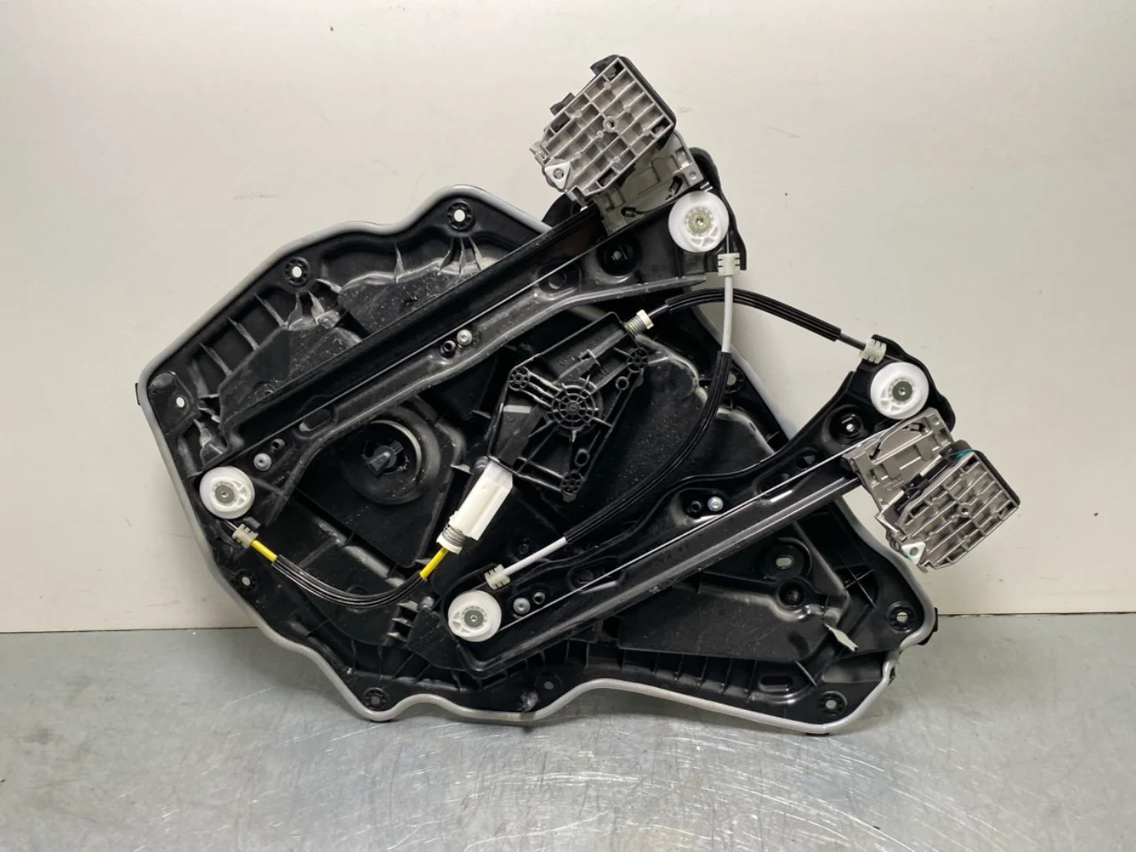 Tesla MODEL Y 2021- Electric window regulator, complete view 2
