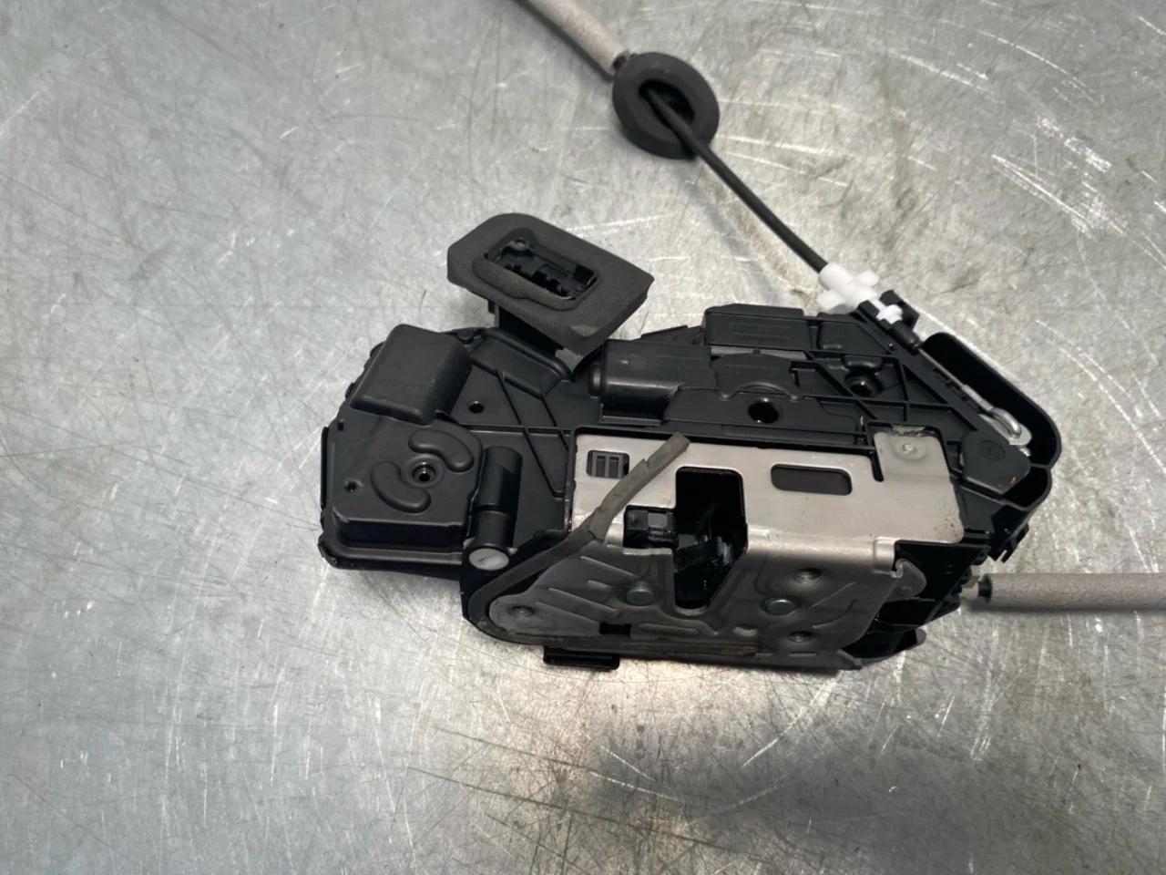 Ford EXPLORER ELECTRIC 2024- Door lock housing view 4