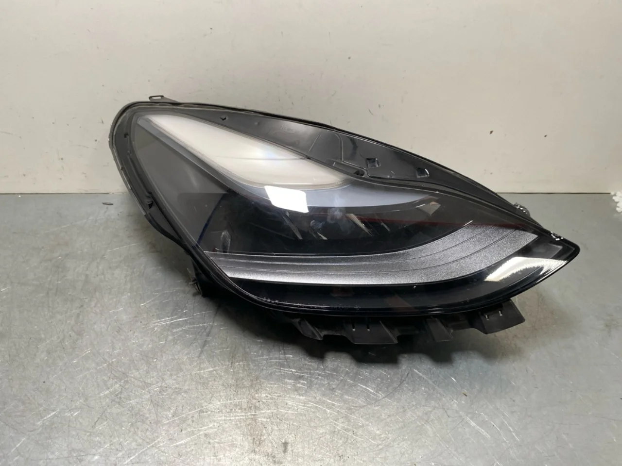 Tesla MODEL Y 2021- Far dreapta