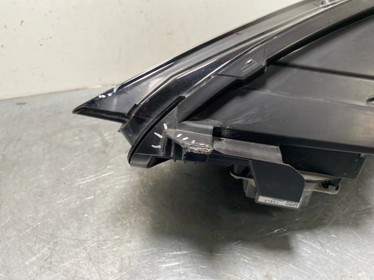 Tesla MODEL Y 2021- Fényszóró, jobb nézet 3