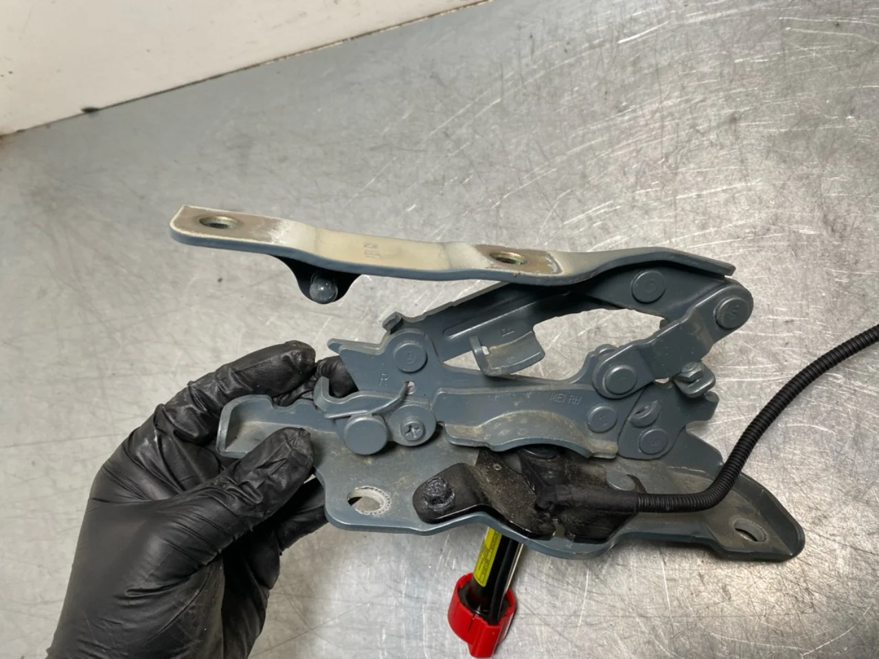 Hood hinge(s) view 4