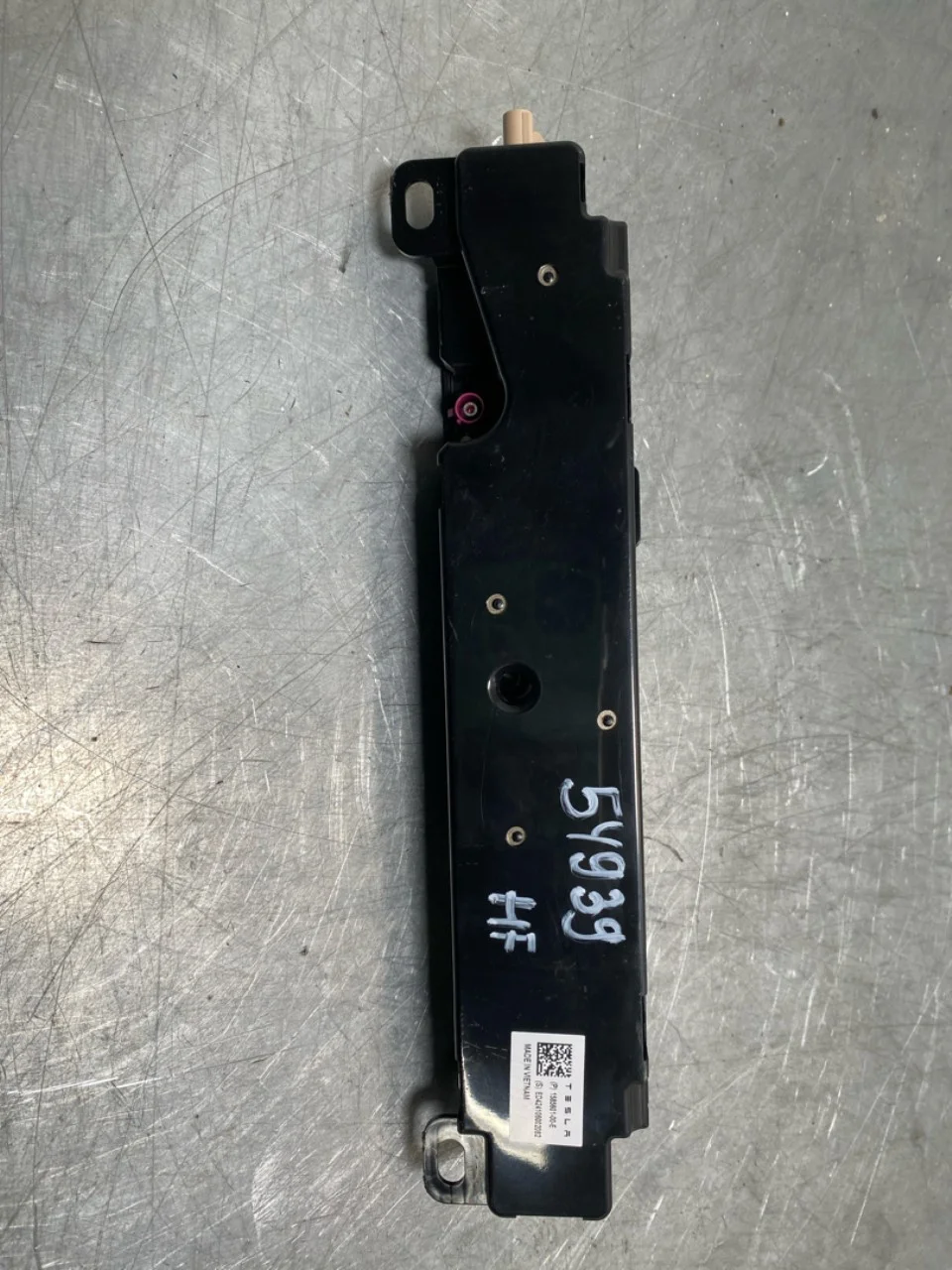 Tesla MODEL Y 2021- Antenna