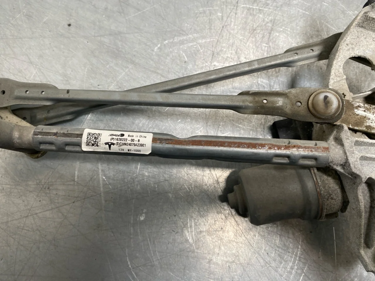 Tesla MODEL Y 2021- Windshield wiper motor view 2