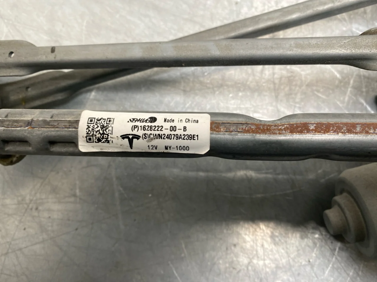 Tesla MODEL Y 2021- Windshield wiper motor view 3