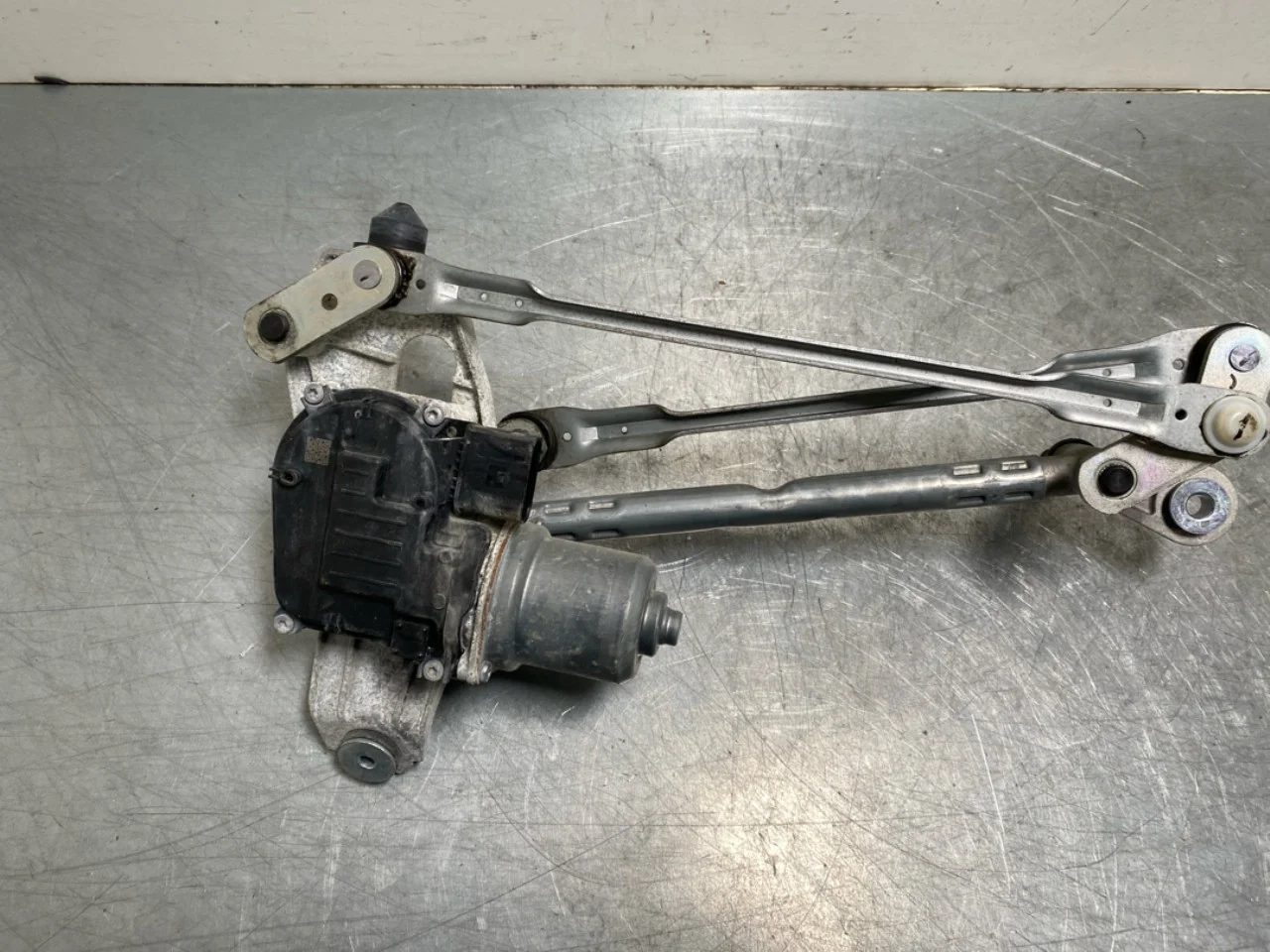 Tesla MODEL Y 2021- Windshield wiper motor view 4