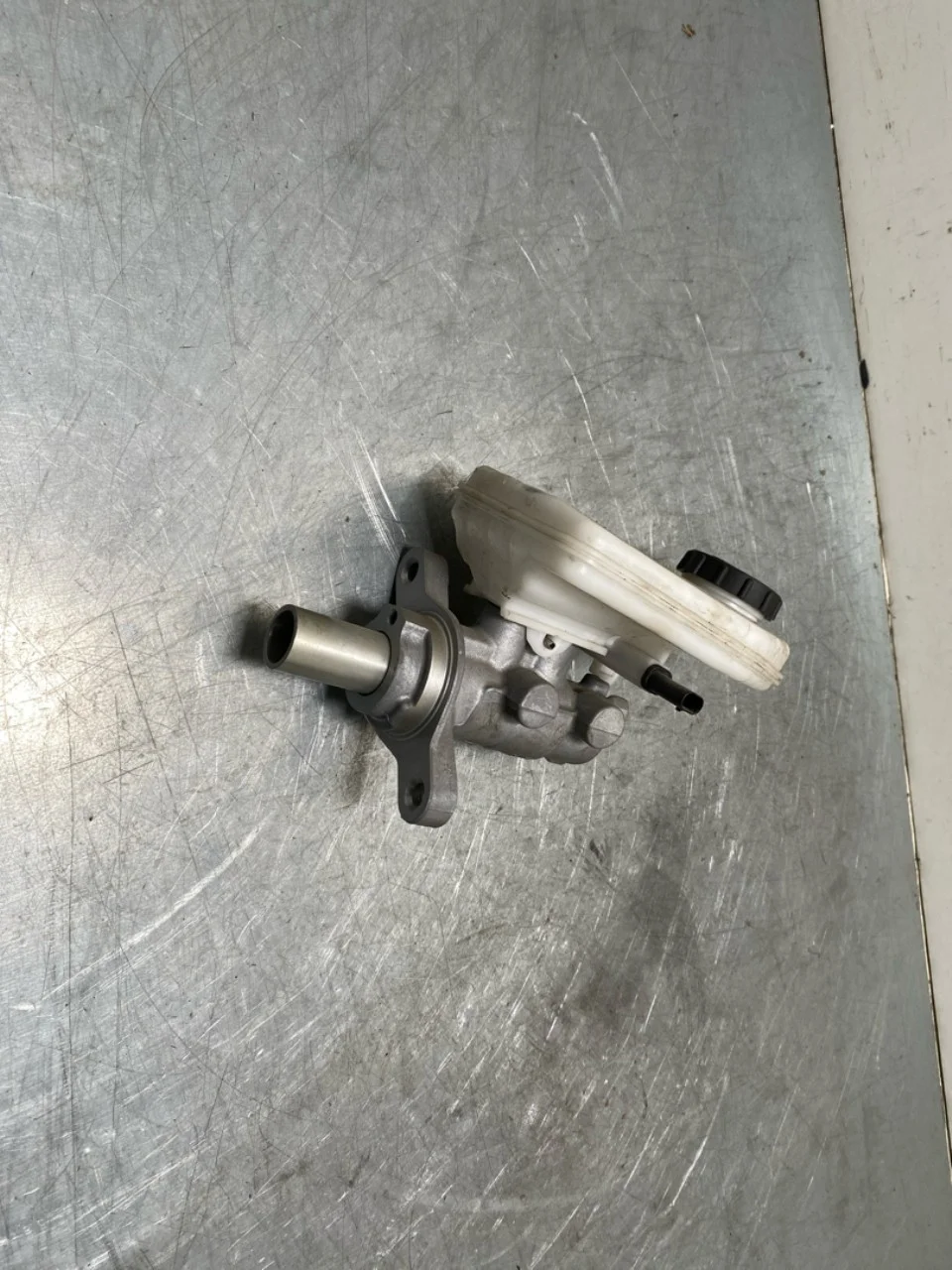 Tesla MODEL Y 2021- Brake master cylinder view 2