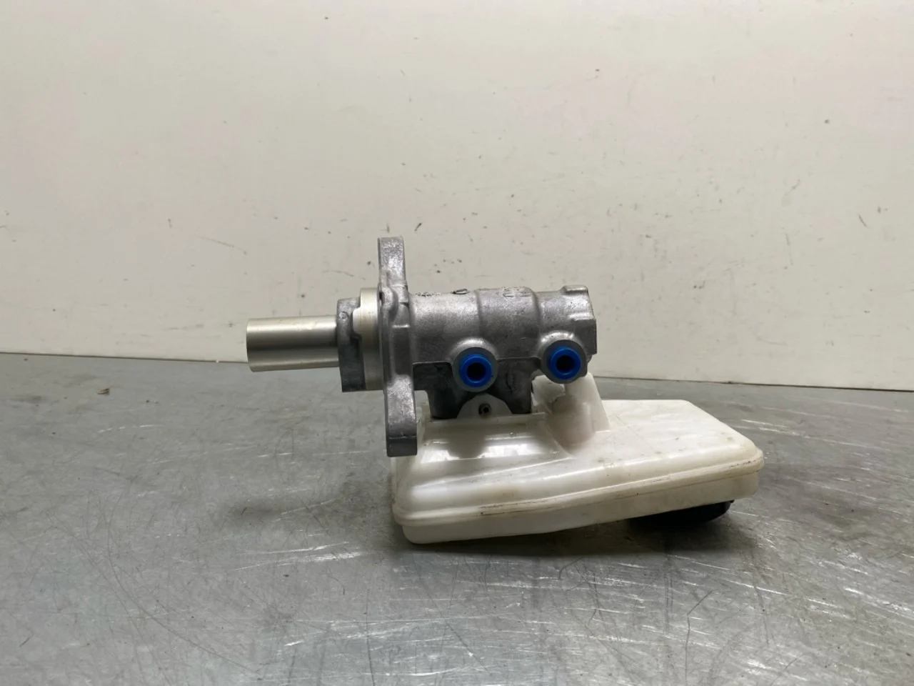 Tesla MODEL Y 2021- Brake master cylinder view 3