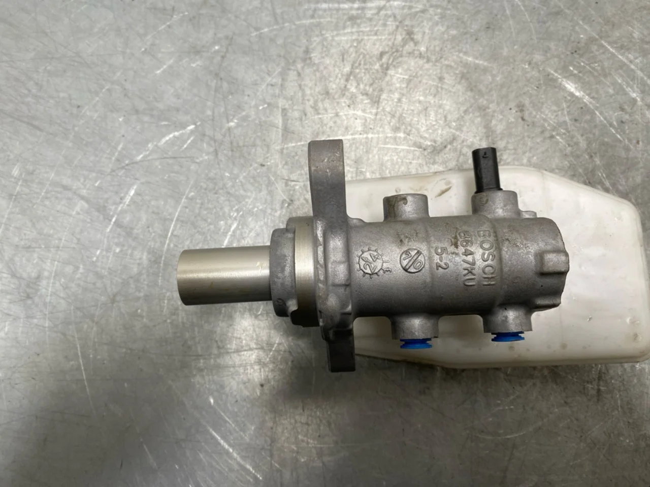 Tesla MODEL Y 2021- Brake master cylinder view 4
