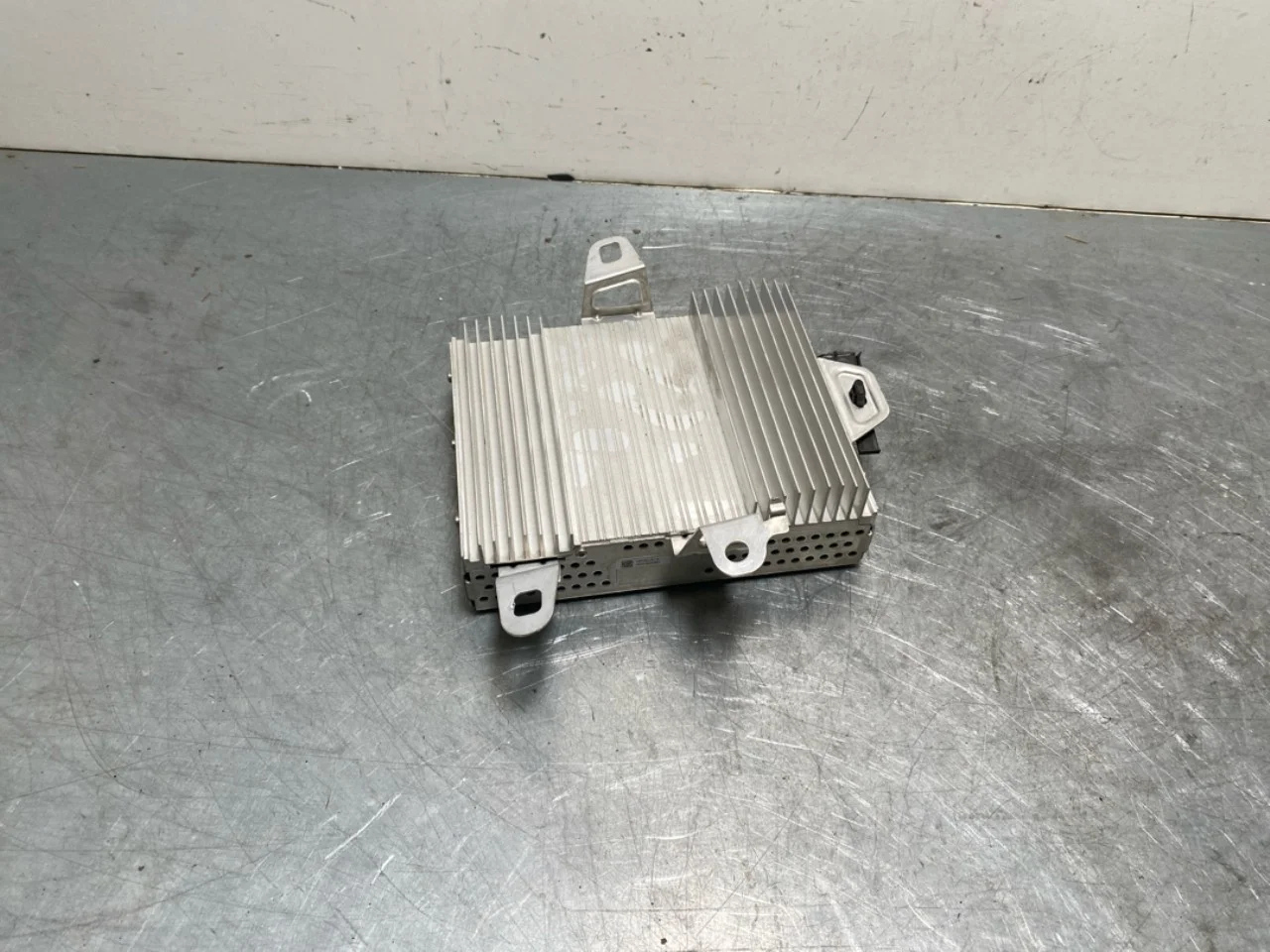Tesla MODEL Y 2021- Radio / hi-fi amplifier