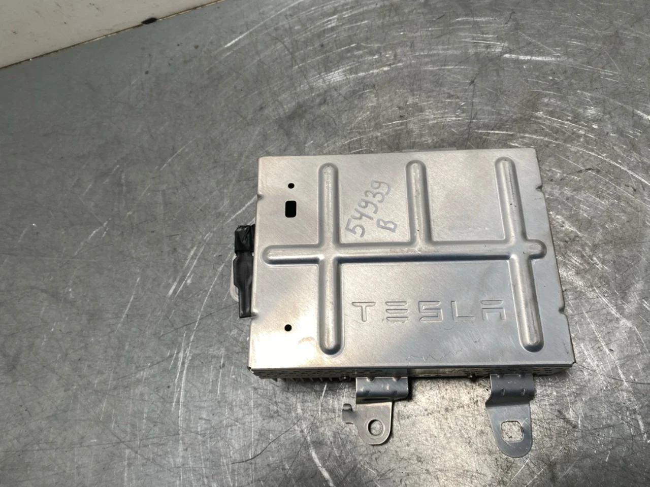 Tesla MODEL Y 2021- Radio / hi-fi amplifier view 2
