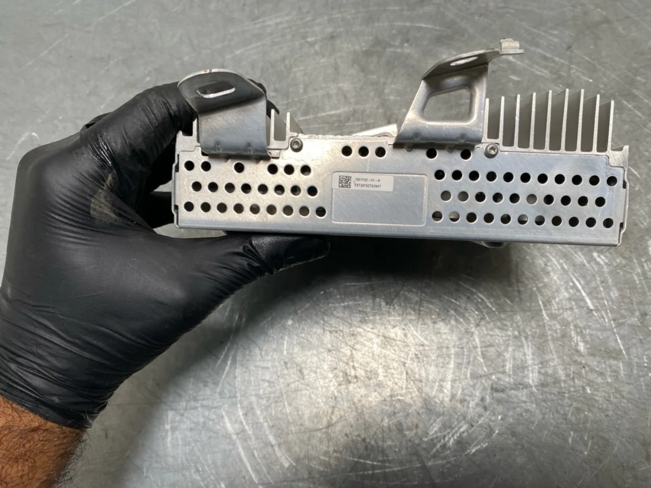 Tesla MODEL Y 2021- Radio / hi-fi amplifier view 3