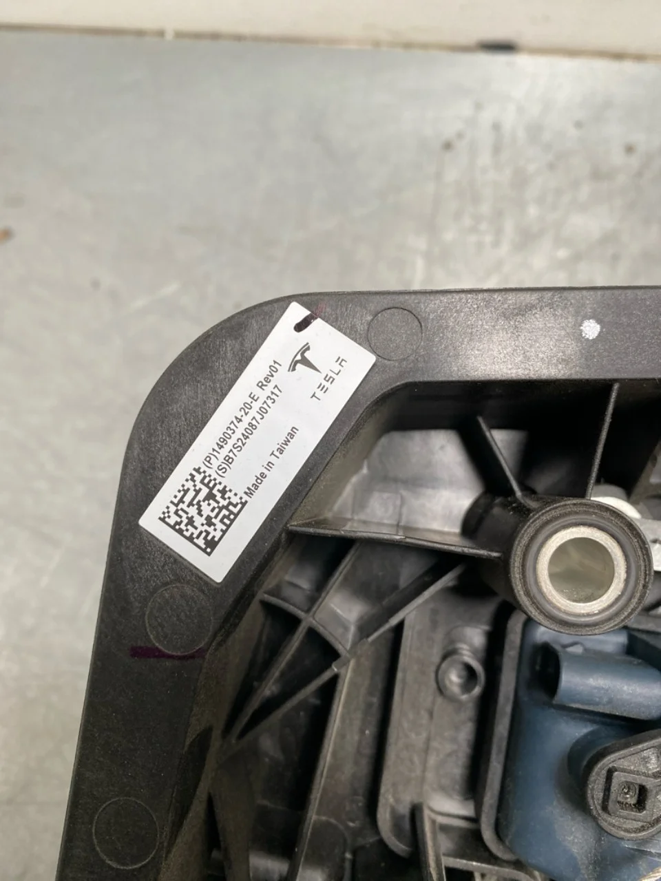 Tesla MODEL Y 2021- Capac port încărcare, electric / hibrid vedere 4