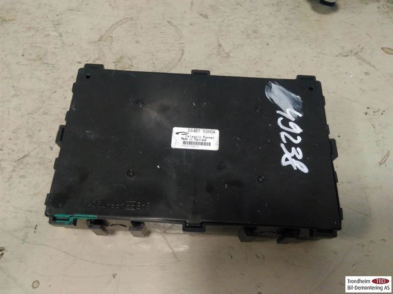 Nissan LEAF 2017-24 Climate control unit view 2