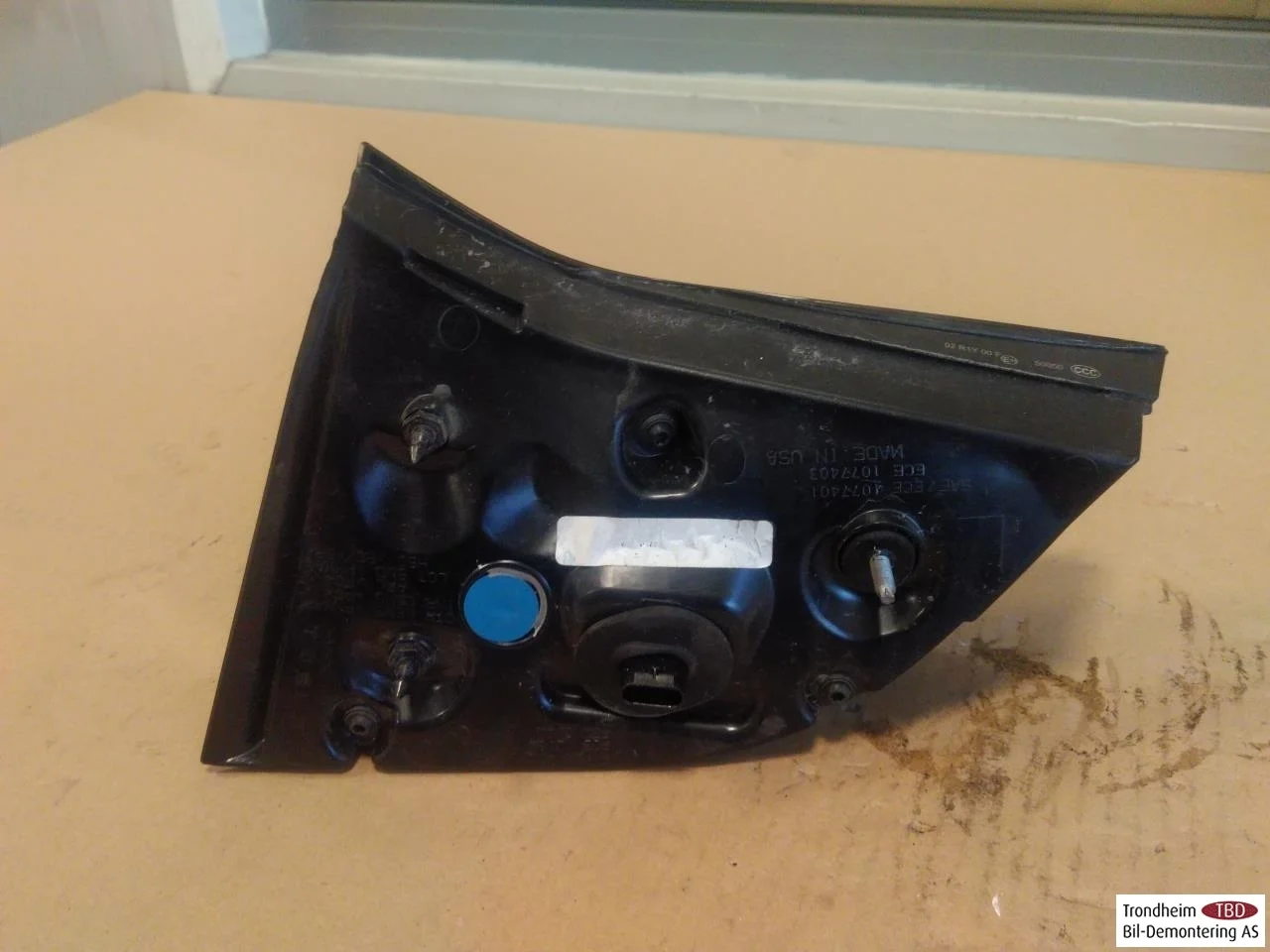 Tesla MODEL 3 2017--> Rear light, left, on tailgate (inner) view 2
