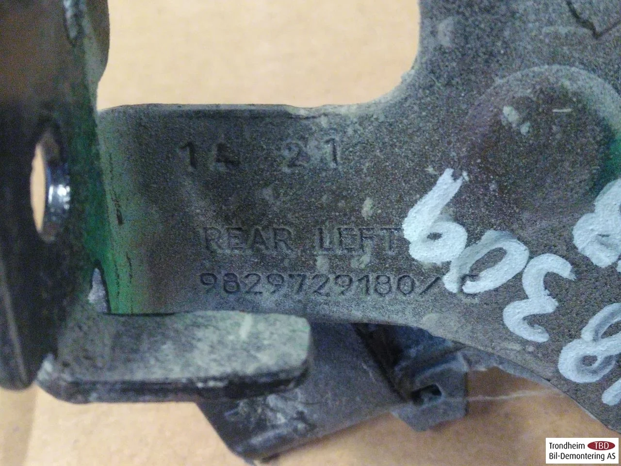 Peugeot 2008/E-2008 2020-> Level control / air suspension sensor view 3