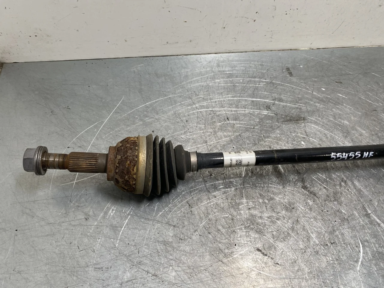 Tesla MODEL Y 2021- Front right driveshaft view 3