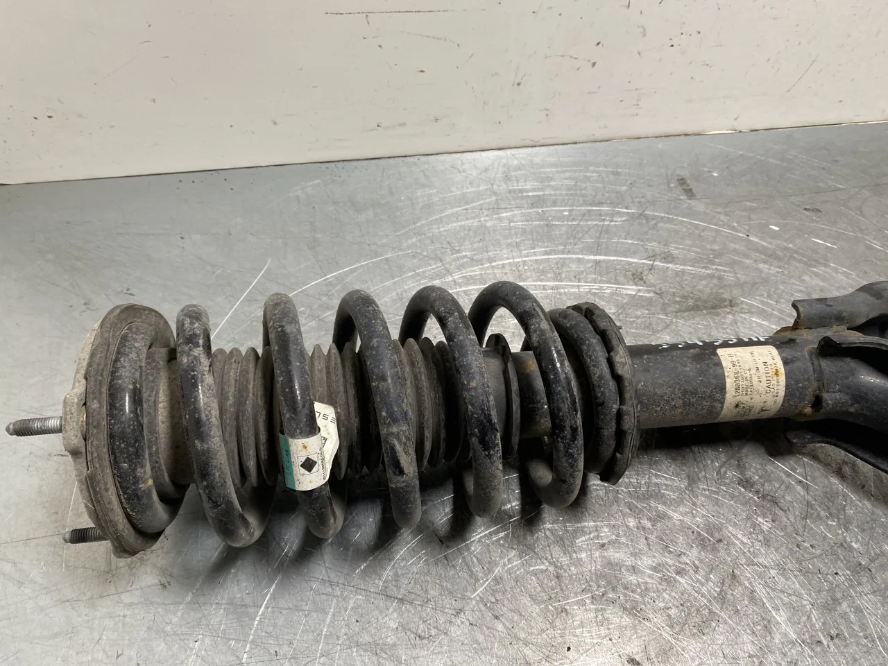 Tesla MODEL Y 2021- Strut assembly, front right view 3