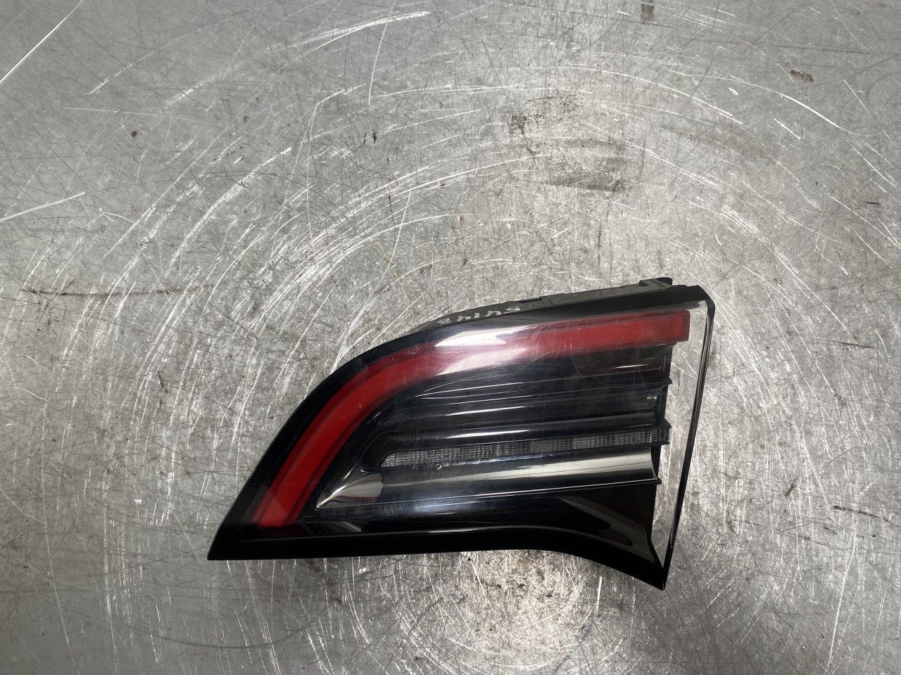 Tesla MODEL Y 2021- Right tail light on tailgate, inner