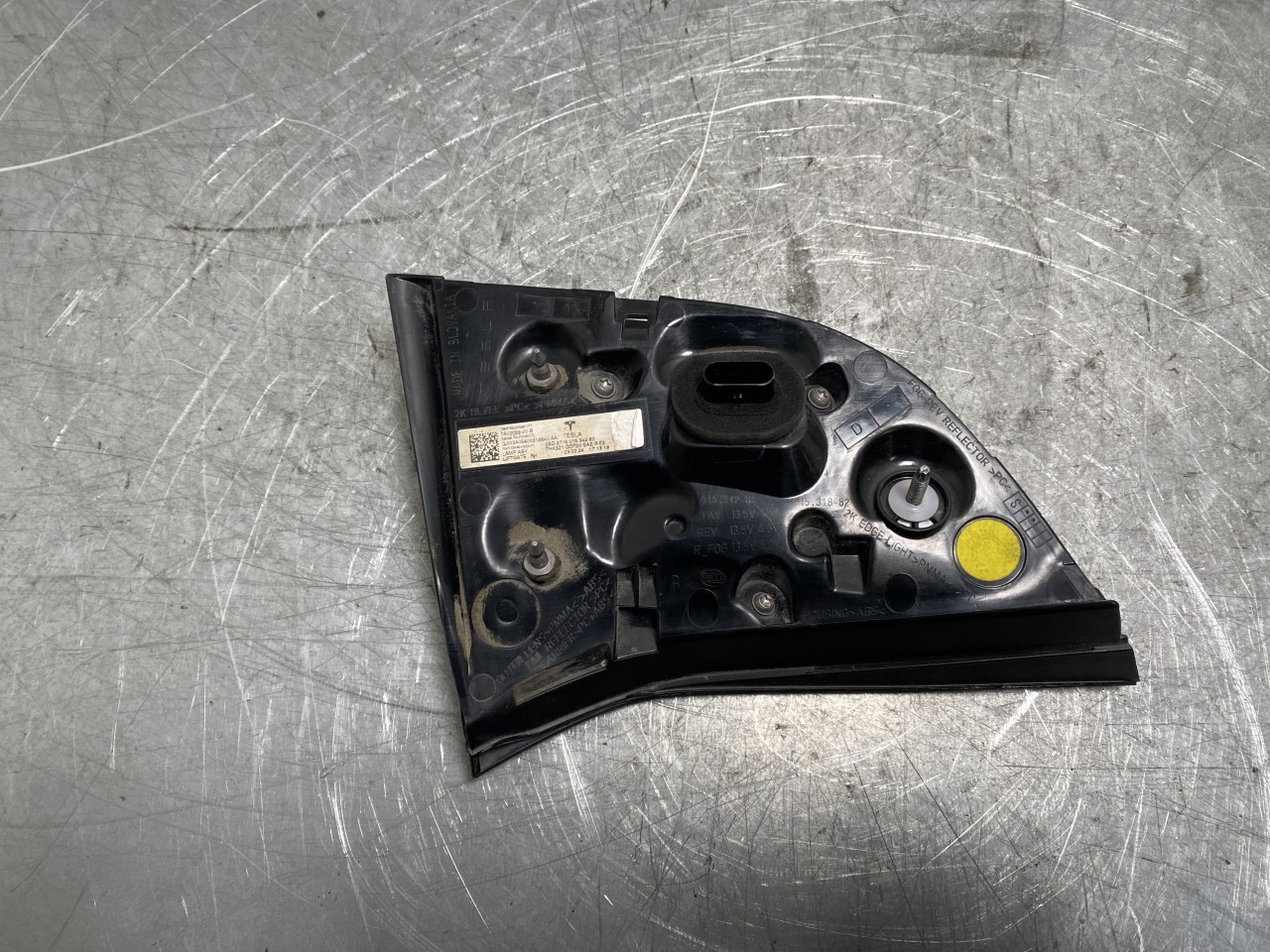 Tesla MODEL Y 2021- Right tail light on tailgate, inner view 2